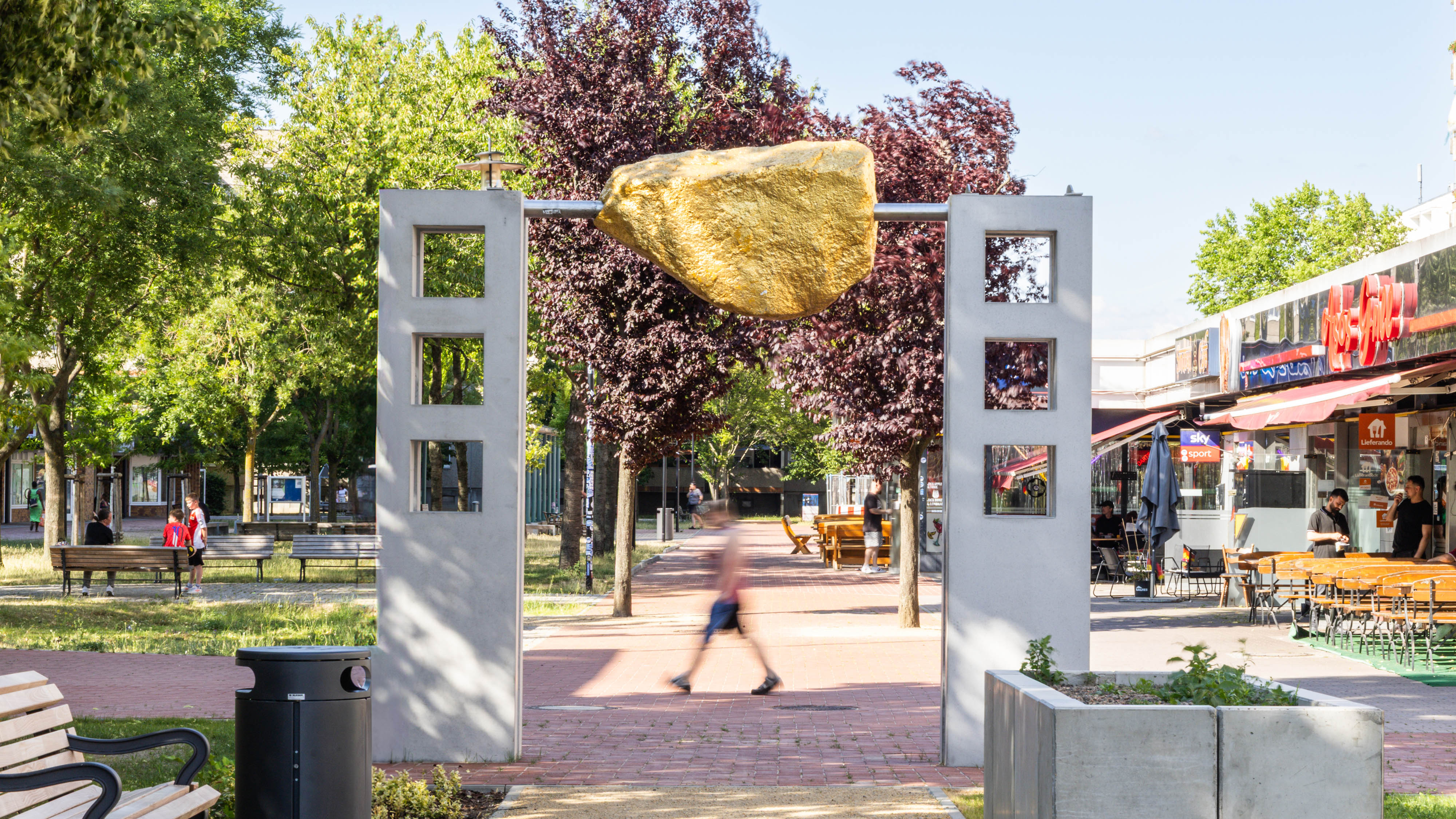 hochC-landschaftsarchitektur-berlin-kosmosviertel-wohn quartier-eingang-goldnugget.jpg